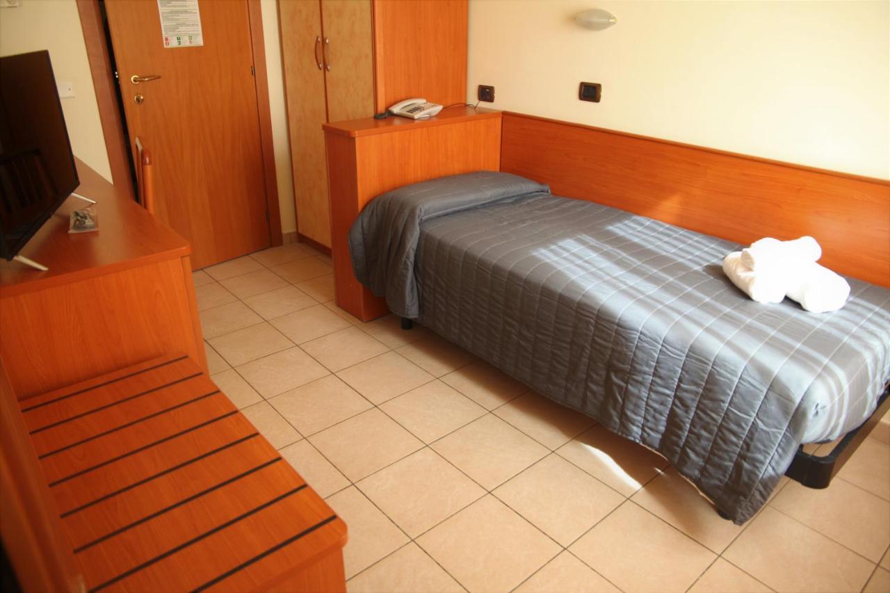 Hotel Villa Maria Чезенатико Екстериор снимка