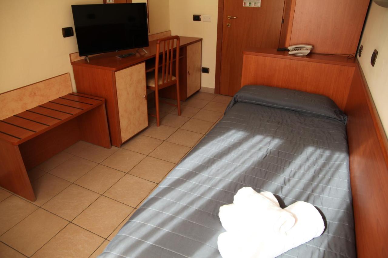 Hotel Villa Maria Чезенатико Екстериор снимка