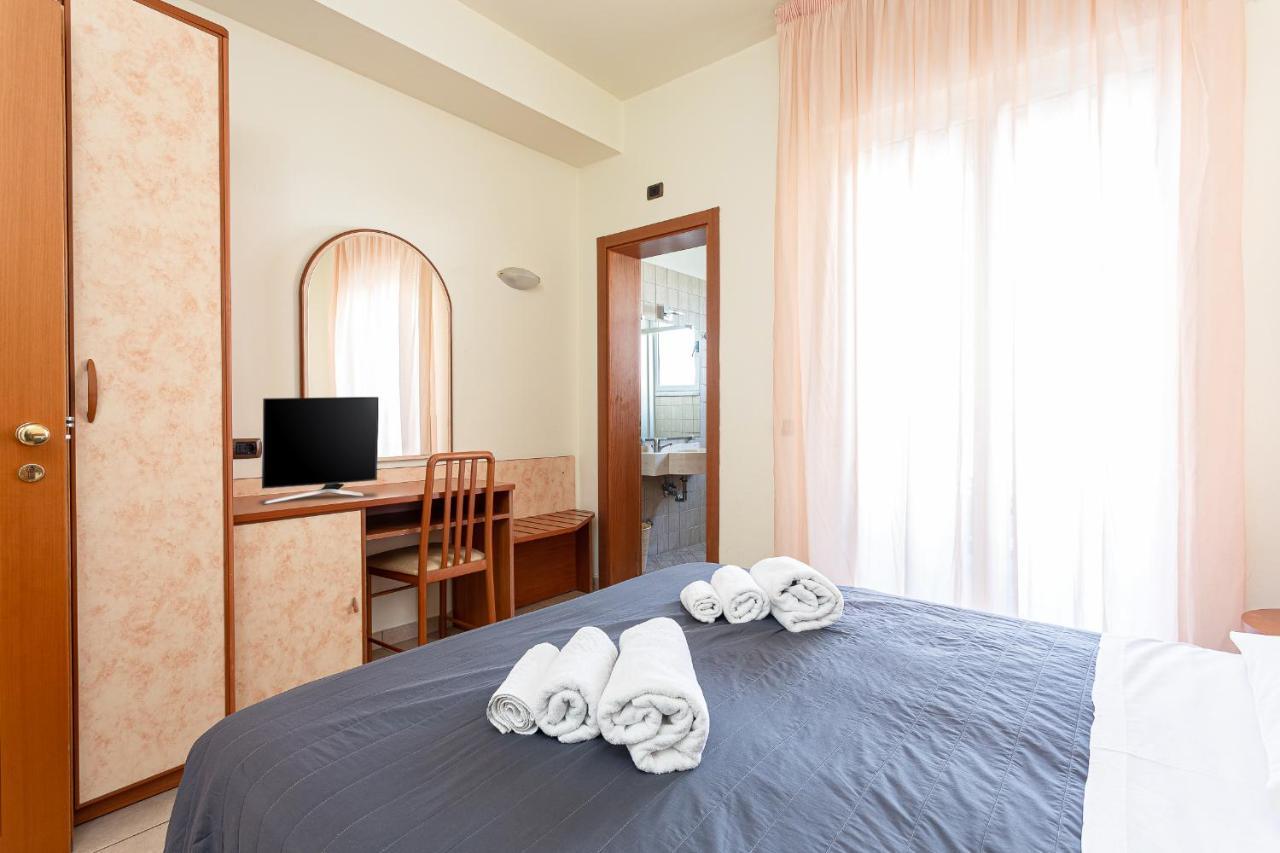 Hotel Villa Maria Чезенатико Екстериор снимка