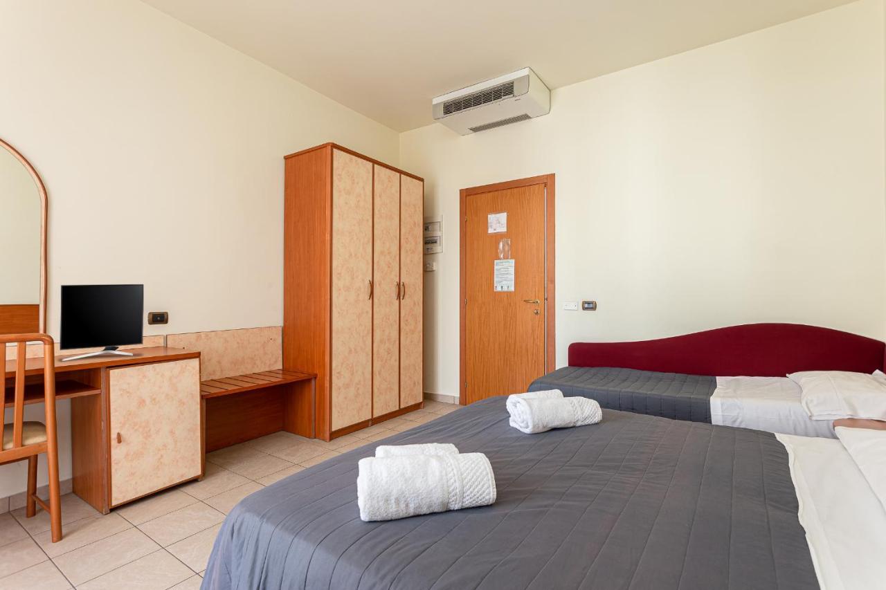 Hotel Villa Maria Чезенатико Екстериор снимка