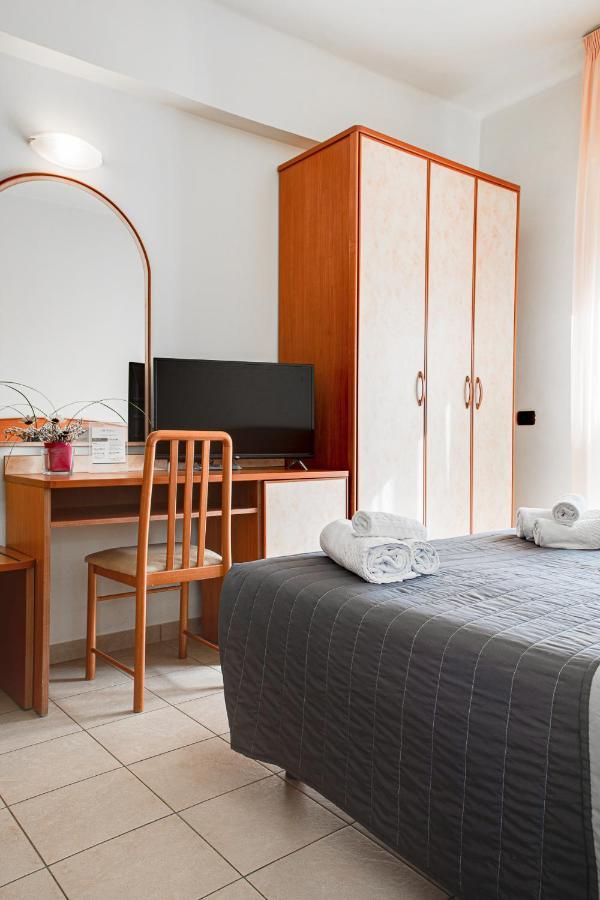 Hotel Villa Maria Чезенатико Екстериор снимка