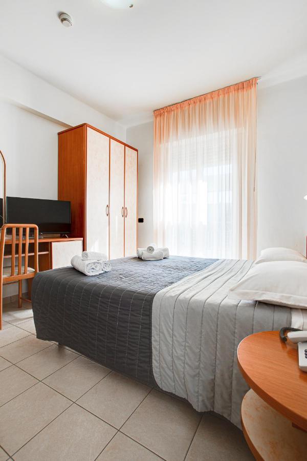 Hotel Villa Maria Чезенатико Екстериор снимка