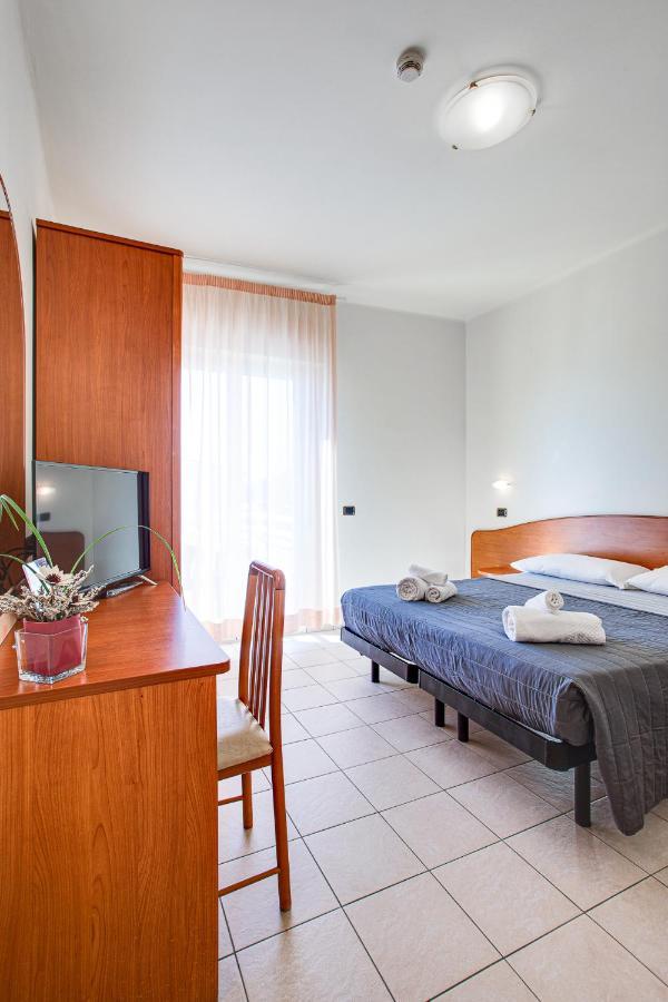 Hotel Villa Maria Чезенатико Екстериор снимка