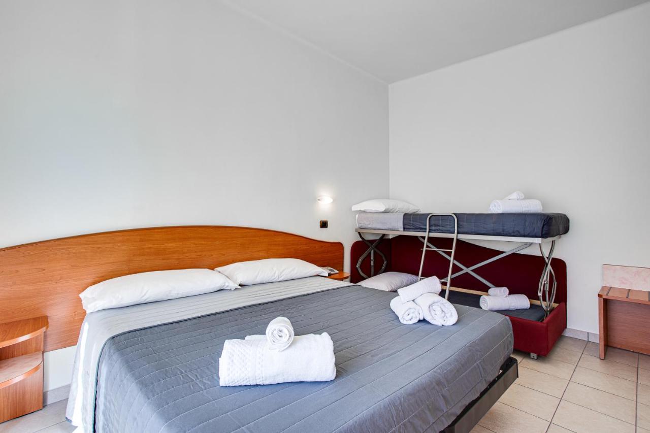 Hotel Villa Maria Чезенатико Екстериор снимка