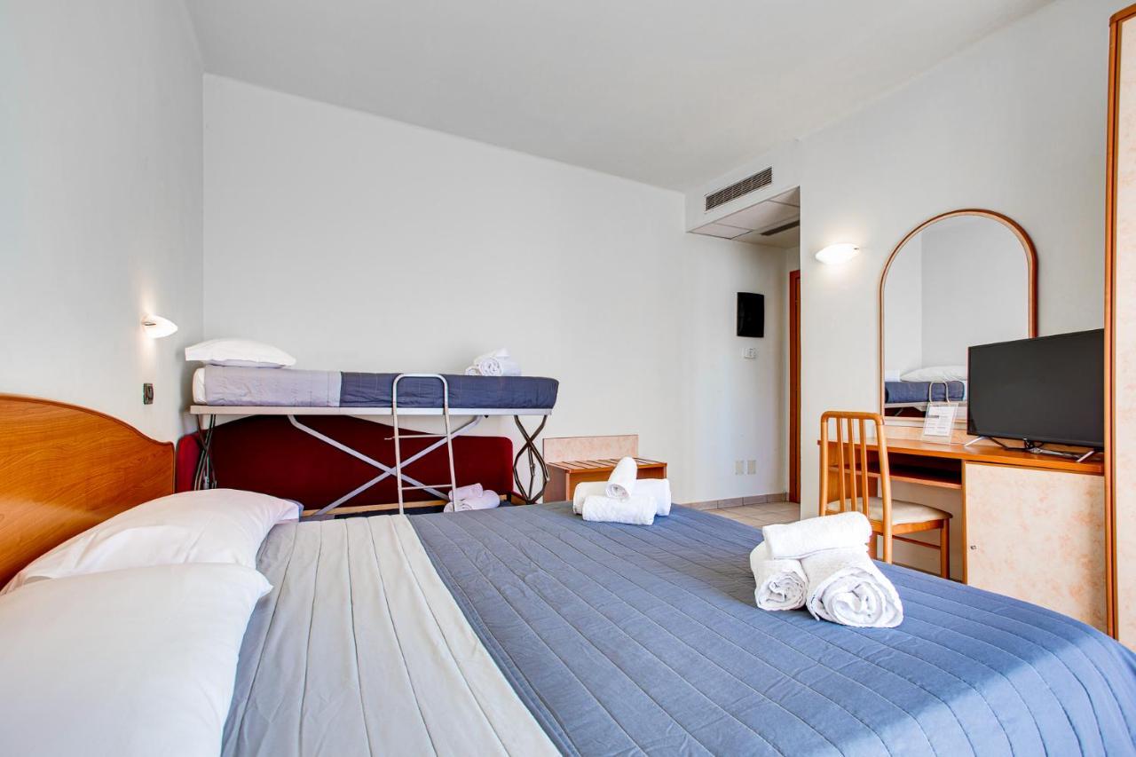 Hotel Villa Maria Чезенатико Екстериор снимка
